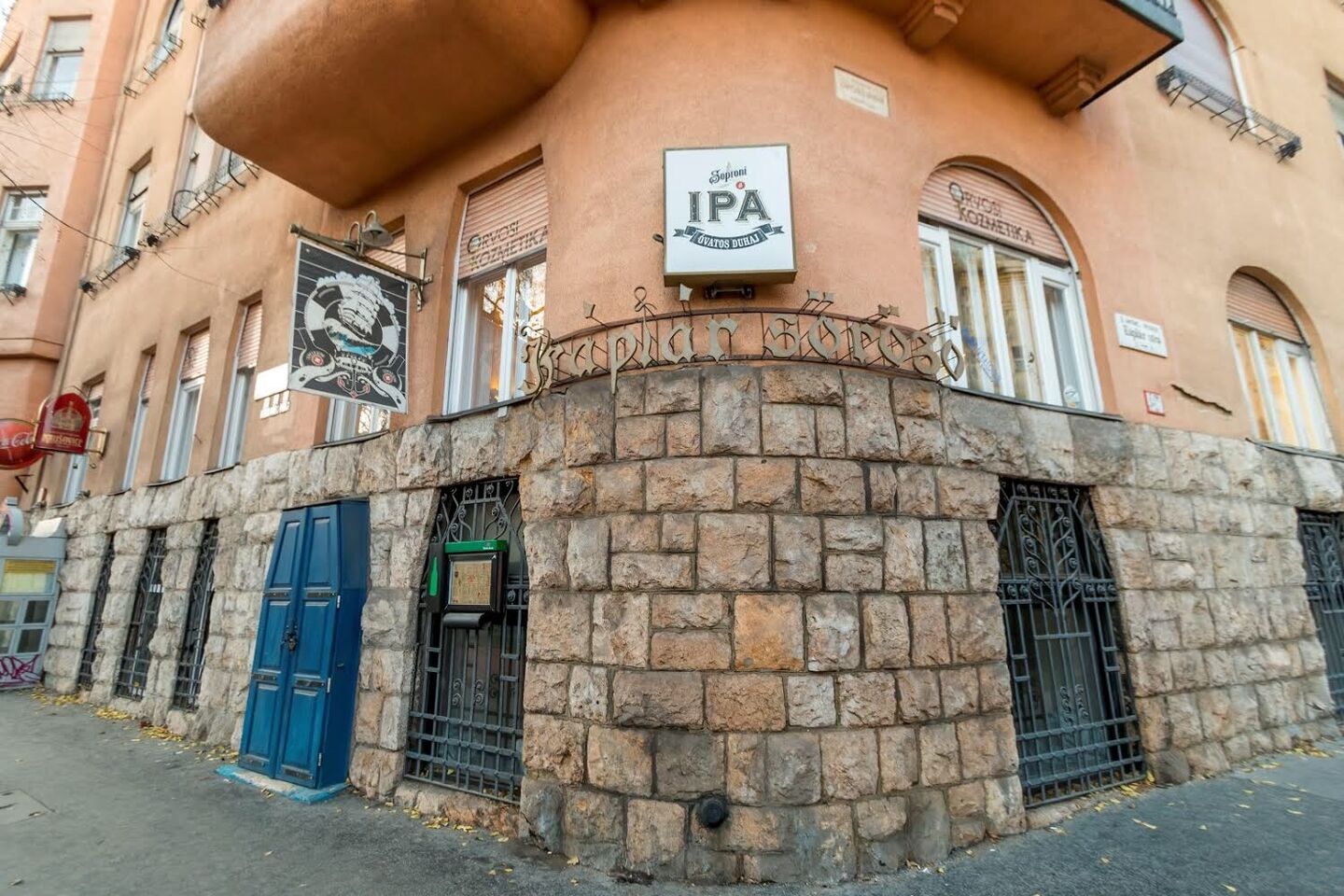 A saroképület kőburkolatos homlokzata