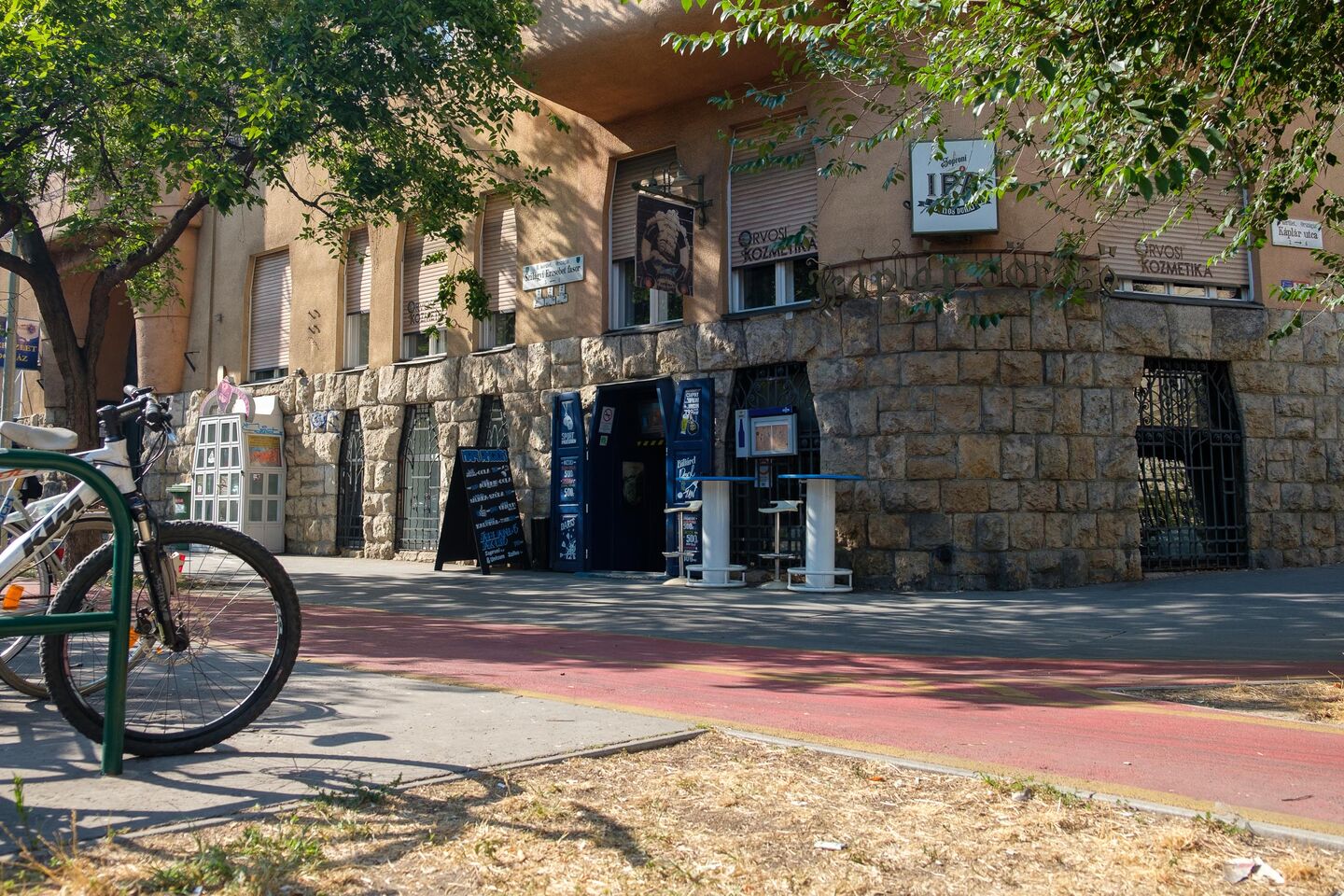 Az eladó üzlethelyiség saroképülete a Szilágyi Erzsébet fasor és a Káplár utca sarkán, a szemközti oldalról nézve